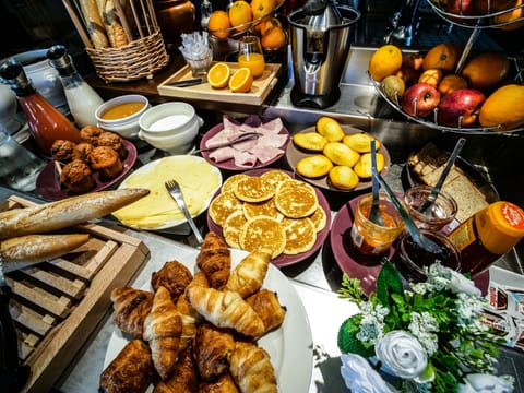 Daily buffet breakfast (EUR 9.00 per person)