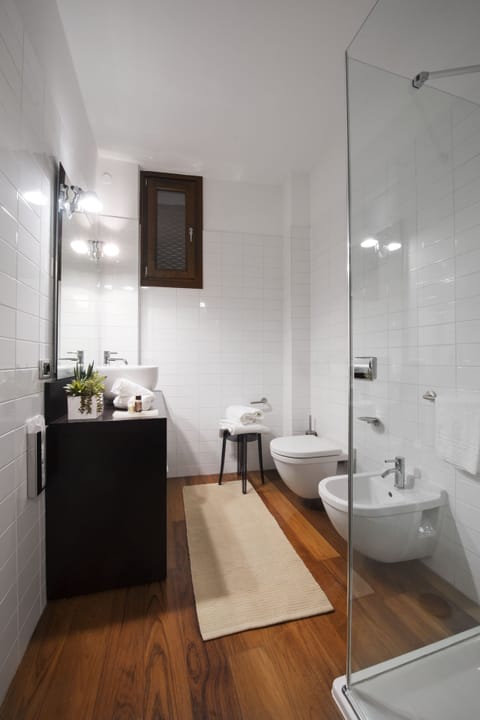 Deluxe Room | Bathroom | Shower, rainfall showerhead, hair dryer, bathrobes