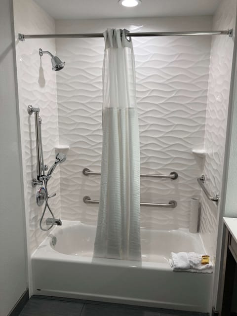 Combined shower/tub, rainfall showerhead, free toiletries, hair dryer