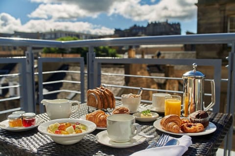Daily full breakfast (GBP 22.95 per person)