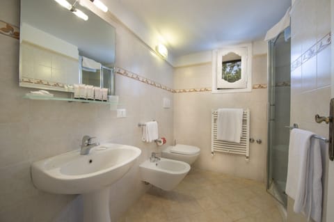 Double Room, Sea View | Bathroom | Shower, free toiletries, hair dryer, bidet