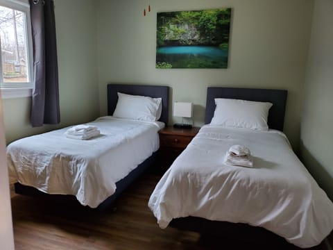 Comfort Cabin, 2 Bedrooms, Non Smoking, Lake View | Bed sheets