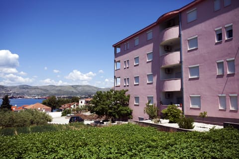 Outside - Ellie is situated on the top floor with a front facing view of the sea