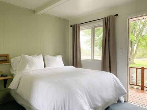 Signature Single Room | Premium bedding, iron/ironing board, free WiFi, bed sheets