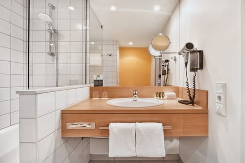 Premium Double Room | Bathroom | Hair dryer, towels