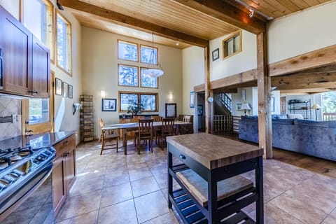 Open kitchen to dining- and living area - Nice and open kitchen / dining & living area