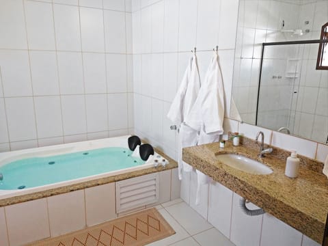 Deluxe Double Room, 1 Queen Bed | Private spa tub