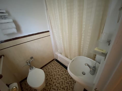 Deluxe Room, 2 Double Beds, Non Smoking | Bathroom | Towels