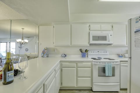 Beautiful Full Kitchen open to living area 149 Pismo Shores