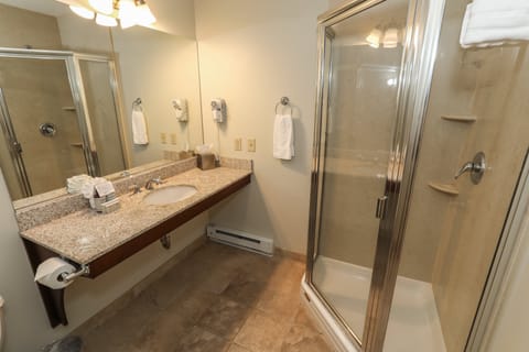 Club Condo, 3 Bedrooms (Kaatskill Mountain Club) | Bathroom | Combined shower/tub, towels