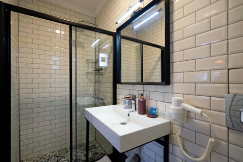 Deluxe Room, Balcony | Bathroom | Shower, rainfall showerhead, hair dryer, slippers