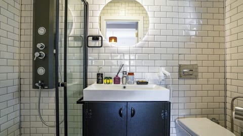 Traditional Room | Bathroom | Shower, rainfall showerhead, hair dryer, slippers