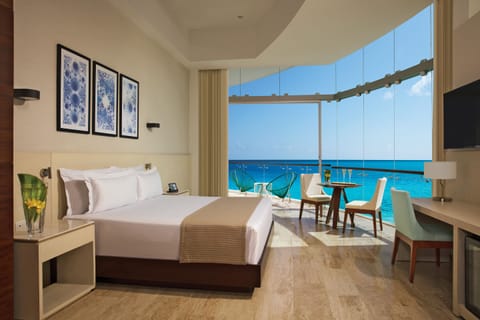 Altitude Corner Suite Ocean Front | Premium bedding, down comforters, pillowtop beds, in-room safe