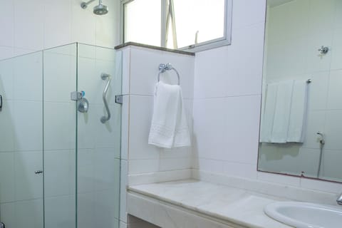 Luxo Triplo Casal | Bathroom | Shower, hair dryer, towels, soap