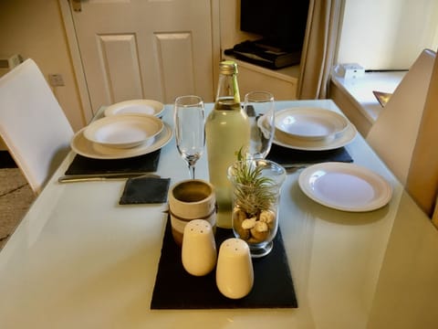 Apartment, Private Bathroom, Garden View (Town Centre No. 30) | Restaurant