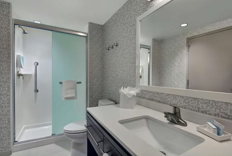 Suite, 1 Bedroom, Non Smoking | Bathroom | Combined shower/tub, towels