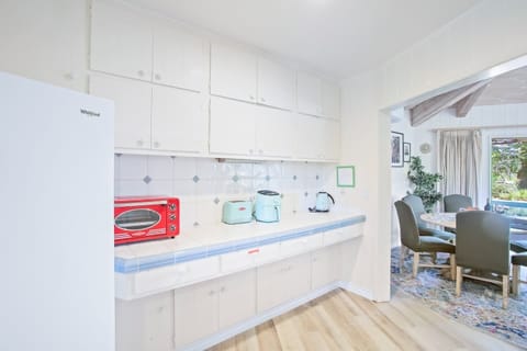 Fully equipped Kitchen with dual ovens, 6 burner gas stove, large fridge and all the gadgets. A cook's kitchen!