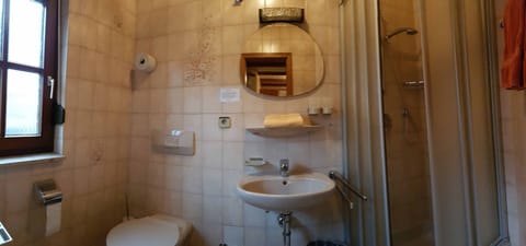 Single Room | Bathroom | Shower, towels