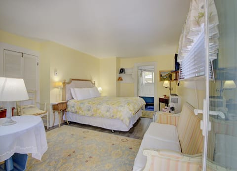 Room, Private Bathroom (Mockingbird) | Iron/ironing board, free WiFi, bed sheets