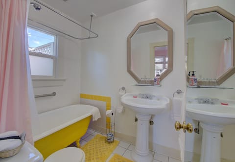 Room, Private Bathroom (Whippoorwill) | Bathroom | Combined shower/tub, free toiletries, hair dryer, towels