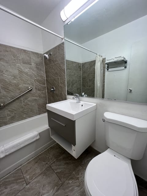 Combined shower/tub, deep soaking tub, designer toiletries, hair dryer