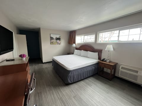 Premium Studio Suite, 1 King Bed | Select Comfort beds, desk, laptop workspace, iron/ironing board