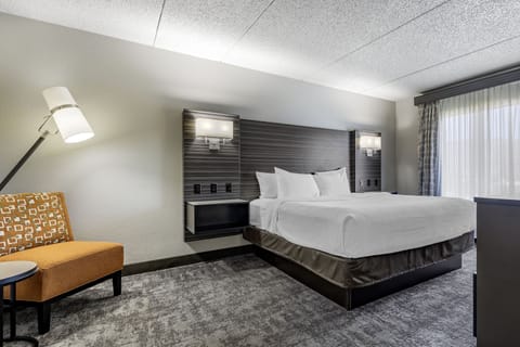 Suite, 1 King Bed, Non Smoking | In-room safe, desk, blackout drapes, iron/ironing board