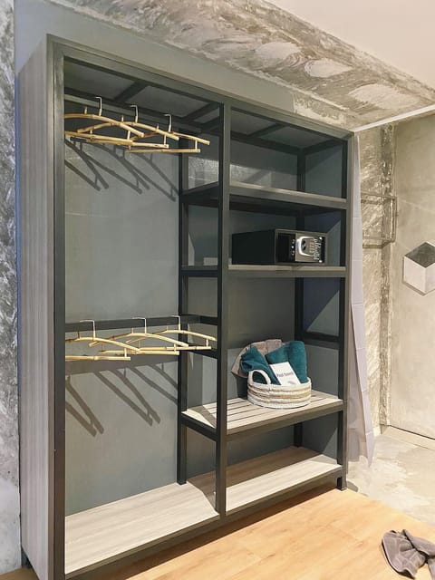 Double Room, 1 Queen Bed, Pool View | Bathroom | Shower, bidet, towels