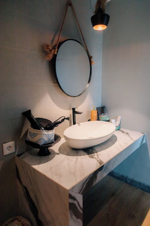 Double Room, 1 Queen Bed, Pool View | Bathroom | Shower, bidet, towels