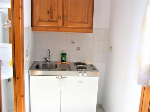 Family Studio | Private kitchenette | Fridge, stovetop, coffee/tea maker, electric kettle