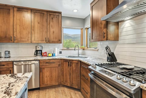 Living room: Main floor, vaulted ceilings, fireplace, deck access