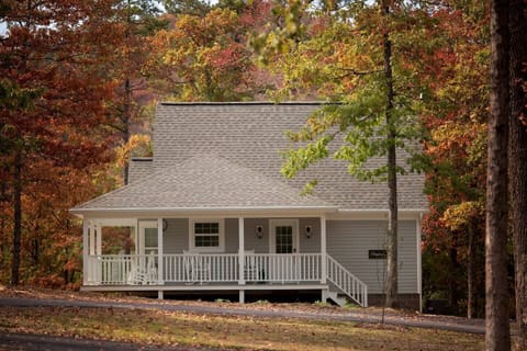 Storybrook Cottage  Rental in fall in Mena Arkansas