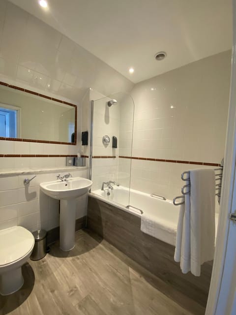 Combined shower/tub, hair dryer, towels