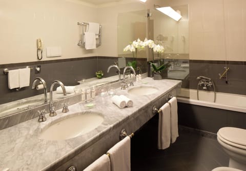 Combined shower/tub, rainfall showerhead, eco-friendly toiletries