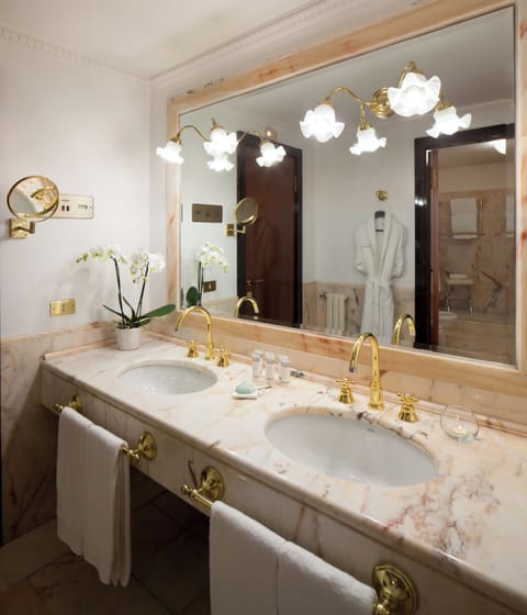 Suite | Bathroom | Combined shower/tub, rainfall showerhead, eco-friendly toiletries