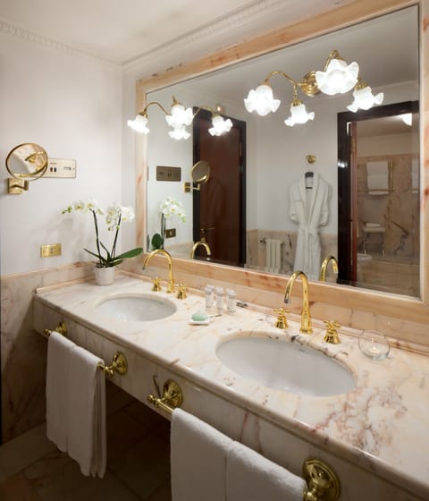 Suite | Bathroom | Combined shower/tub, rainfall showerhead, eco-friendly toiletries