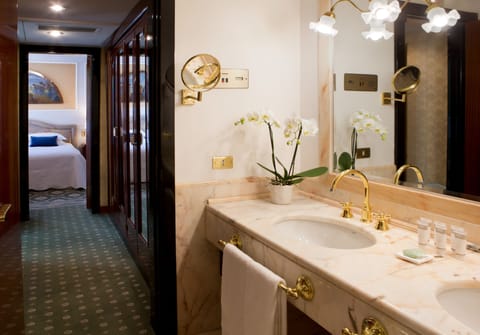 Suite | Bathroom | Combined shower/tub, rainfall showerhead, eco-friendly toiletries