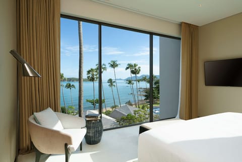 Executive Suite, 1 Bedroom, Ocean View (Club Access) | Minibar, in-room safe, desk, soundproofing