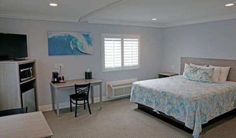 Standard Room, 1 King Bed, Jetted Tub, Harbor View | Premium bedding, down comforters, pillowtop beds, blackout drapes