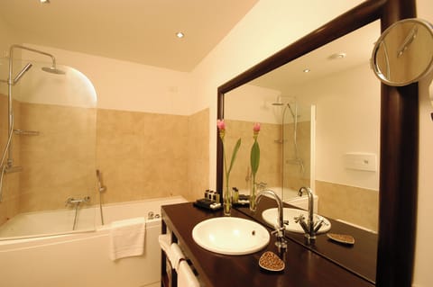 Deluxe Suite, Sea View | Bathroom | Combined shower/tub, hair dryer, bidet, towels