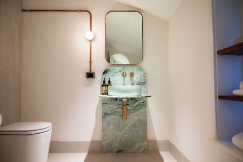 W2 - Terrace Room | Bathroom | Shower, designer toiletries, hair dryer, bathrobes