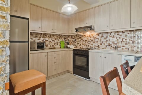 Elite Studio Suite (4) | Private kitchen | Full-size fridge, microwave, oven, stovetop