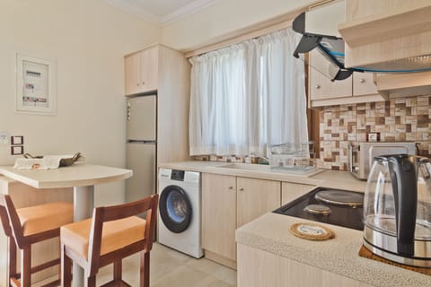 Elite Studio Suite, 1 King Bed, Non Smoking, Garden View (1) | Private kitchen | Full-size fridge, microwave, oven, stovetop