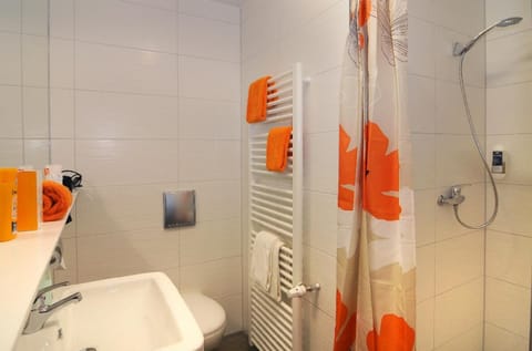 Double Room | Bathroom | Shower, hair dryer, towels