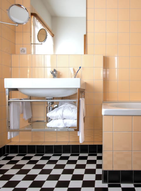 Single Room (Historic) | Bathroom | Combined shower/tub, free toiletries, hair dryer, bathrobes