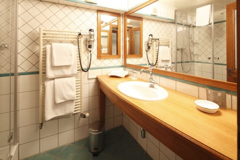 Combined shower/tub, free toiletries, hair dryer, towels