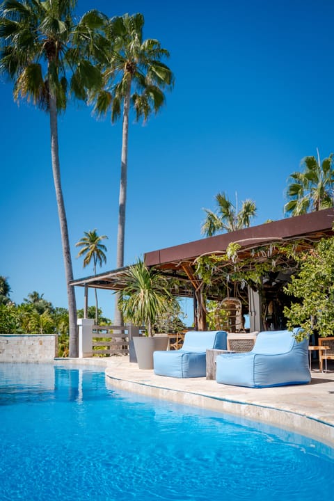 2 outdoor pools, free cabanas, sun loungers