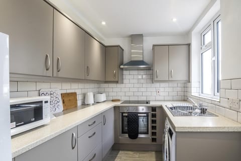 Sandy Retreat - 3 Bedroom Holiday Home - Tenby (940)