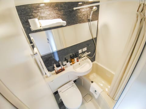 Combined shower/tub, deep soaking tub, free toiletries, hair dryer