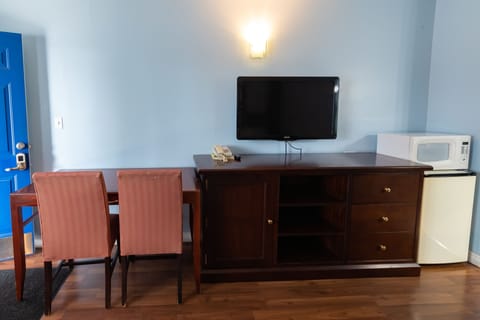 Deluxe Room, 1 King Bed, Non Smoking | Down comforters, individually furnished, desk, blackout drapes